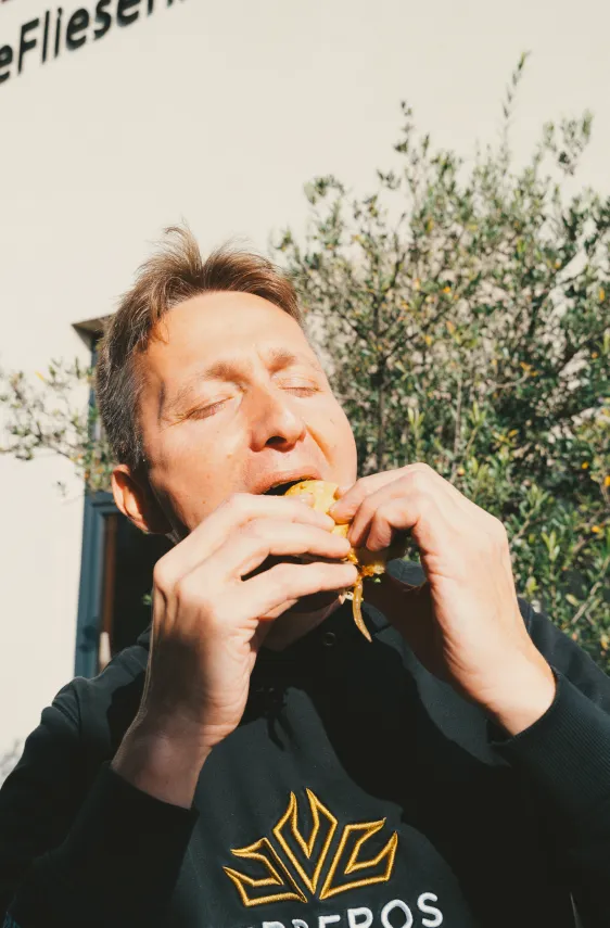 kunde beisst in den leckeren burger von foodliner