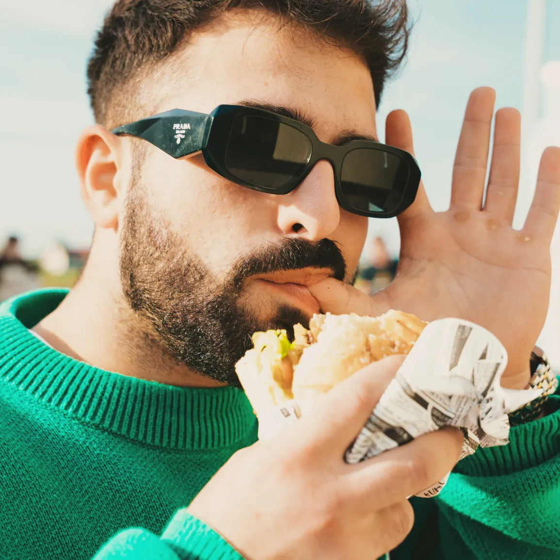 Junger mann isst burger von foodtruck